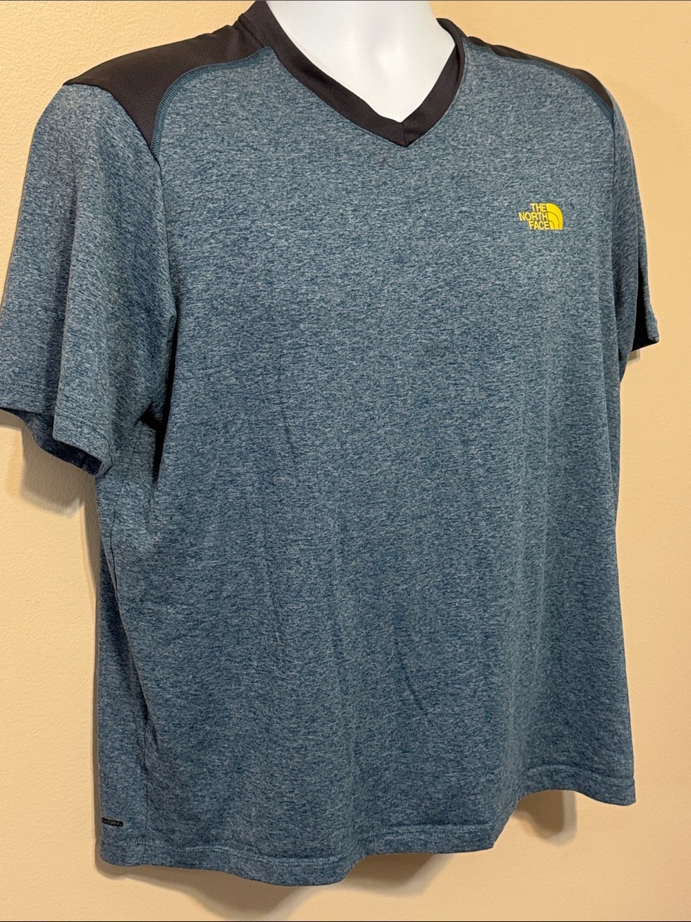 The North Face Men's Heathered Blue V‑Neck Performance Tee dark blue Accents
